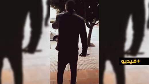 شاهدوا.. عناصر الأمن تتدخل لنقل مختل عقلي يحمل سكينا بالشارع العام شاهدوا.. عناصر الأمن تتدخل لنقل مختل عقلي يحمل سكينا بالشارع العام