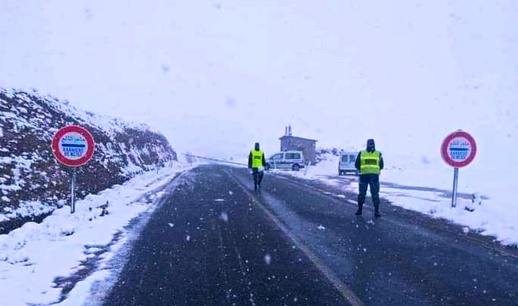 نشطاء مواقع التواصل الاجتماعي بتفاعلون إيجابيا مع صور لرجال الدرك الملكي وسط الثلوج نشطاء مواقع التواصل الاجتماعي بتفاعلون إيجابيا مع صور لرجال الدرك الملكي وسط الثلوج