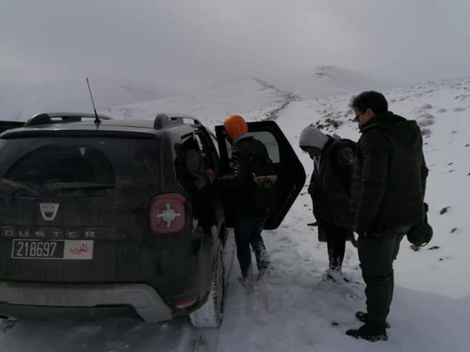 بينهم 7 أساتذة.. إنقاذ 9 أشخاص حاصرتهم ثلوج كثيفة بعد تدخل بطولي لفرق الإنقاذ بينهم 7 أساتذة.. إنقاذ 9 أشخاص حاصرتهم ثلوج كثيفة بعد تدخل بطولي لفرق الإنقاذ