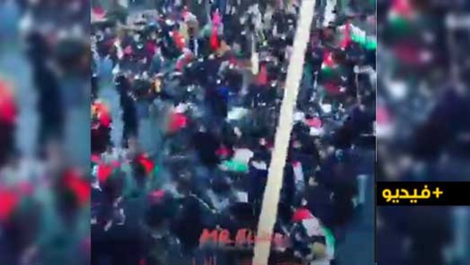 شاهدوا.. مرتزقة البوليساريو يهاجمون بالعصي والهراوات على وقفة الجالية المغربية السلمية بباريس شاهدوا.. مرتزقة البوليساريو يهاجمون بالعصي والهراوات على وقفة الجالية المغربية السلمية بباريس