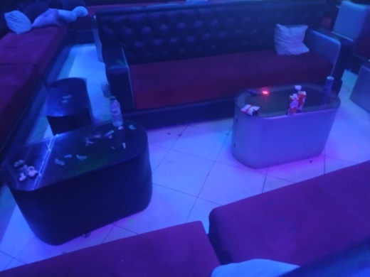 بني أنصار.. مداهمة مقهى شيشة مشهور بتنظيم "حفلات الرقص" وسط اعتقالات في صفوف الفتيات بني أنصار.. مداهمة مقهى شيشة مشهور بتنظيم "حفلات الرقص" وسط اعتقالات في صفوف الفتيات