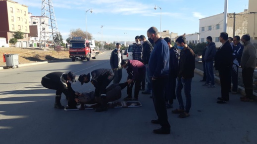 شاهدوا.. شخص يذبح زوجته في الشارع العام بأزغنغان ثم يفر إلى وجهة مجهولة رفقة ابنه شاهدوا.. شخص يذبح زوجته في الشارع العام بأزغنغان ثم يفر إلى وجهة مجهولة رفقة ابنه