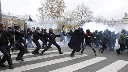 فرنسا.. مواجهات عنيفة بين الشرطة والمتظاهرين بسبب قانون "الأمن الشامل"