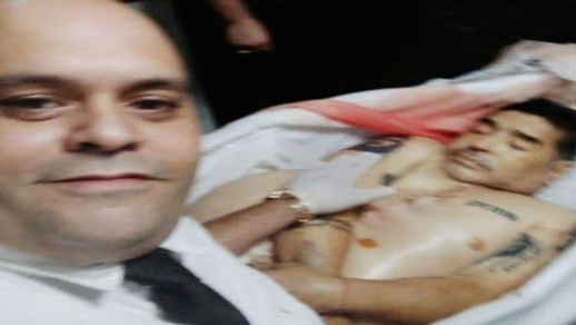 اغتيال مغسل "مارادونا" بسبب التقاط صورة مع جثته اغتيال مغسل "مارادونا" بسبب التقاط صورة مع جثته