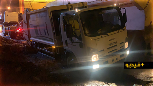 شاهدوا.. التأخر في أشغال تزفيت شوارع حي أولاد ميمون يتسبب في غرق شاحنة للنفايات  شاهدوا.. التأخر في أشغال تزفيت شوارع حي أولاد ميمون يتسبب في غرق شاحنة للنفايات