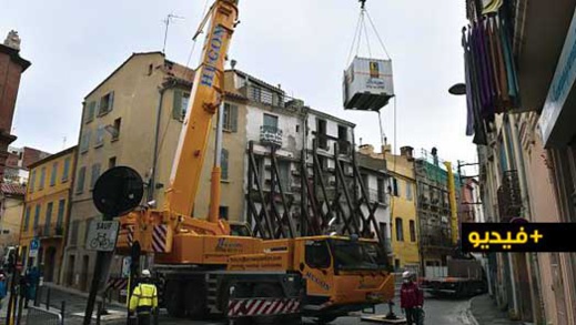 شاهدوا.. الاستعانة برافعة لإخراج رجل بوزن 300 كيلوغرام من منزله بفرنسا شاهدوا.. الاستعانة برافعة لإخراج رجل بوزن 300 كيلوغرام من منزله بفرنسا