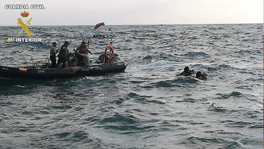 مهاجرون يتمكنون من الدخول إلى مليلية سباحة عبر الناظور مهاجرون يتمكنون من الدخول إلى مليلية سباحة عبر الناظور