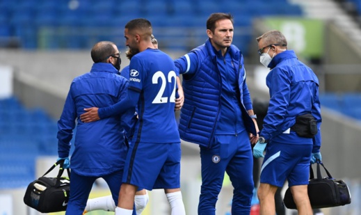 لعنة الإصابات تلاحق الدولي المغربي "حكيم زياش" منذ التحاقه بالفريق الإنجليزي "تشيلسي" لعنة الإصابات تلاحق الدولي المغربي "حكيم زياش" منذ التحاقه بالفريق الإنجليزي "تشيلسي"