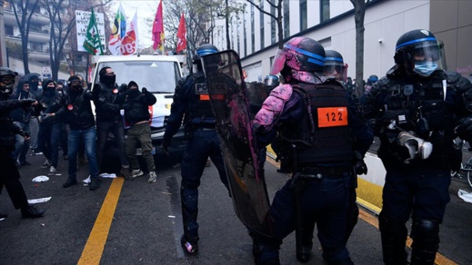 فرنسا على صفيح ساخن بسبب قانون جديد.. إضرام للنار ومواجهات بين محتجين وعناصر الشرطة بباريس فرنسا على صفيح ساخن بسبب قانون جديد.. إضرام للنار ومواجهات بين محتجين وعناصر الشرطة بباريس