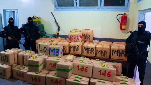 تفكيك شبكة تتخذ من الصحراء نقطة للتهريب الدولي للمخدرات تفكيك شبكة تتخذ من الصحراء نقطة للتهريب الدولي للمخدرات