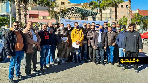 شاهدوا.. سائقو سيارات الأجرة الكبيرة بازغنغان بالناظور في وقفة تضامنية مع التدخل المغربي بمعبر الكركرات 