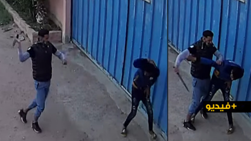 شاهدوا.. كاميرا المراقبة ترصد عصابة إجرامية خطيرة مدججة بالسيوف "تشرمل" عاملا بوحدة صناعية شاهدوا.. كاميرا المراقبة ترصد عصابة إجرامية خطيرة مدججة بالسيوف "تشرمل" عاملا بوحدة صناعية