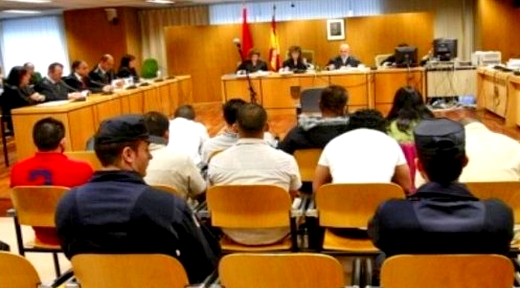 أفراد شبكة للهجرة السرية يواجهون عقوبات سجنية تصل لـ50 سنة بتهم تهجير مغاربة واحتجازهم أفراد شبكة للهجرة السرية يواجهون عقوبات سجنية تصل لـ50 سنة بتهم تهجير مغاربة واحتجازهم