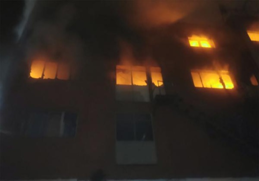 مات فيه شخصان.. مهاجرون يقفزون من النوافذ للهروب من نيران حريق اندلع في "مستودع" ببرشلونة