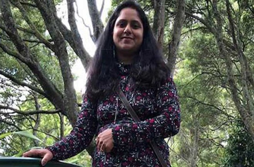 مفجع.. نهاية مأساوية لامرأة أمام زوجها وولديها بسبب "سيلفي" مفجع.. نهاية مأساوية لامرأة أمام زوجها وولديها بسبب "سيلفي"