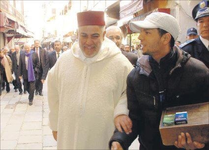 صورة لبنكيران مع بائع سجائر تثير جدلا بين رواد الفيسبوك صورة لبنكيران مع بائع سجائر تثير جدلا بين رواد الفيسبوك