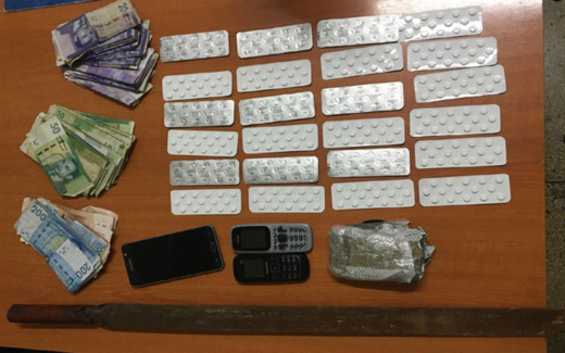 توقيف ثلاثة مروجين للمخدرات والمؤثرات العقلية توقيف ثلاثة مروجين للمخدرات والمؤثرات العقلية