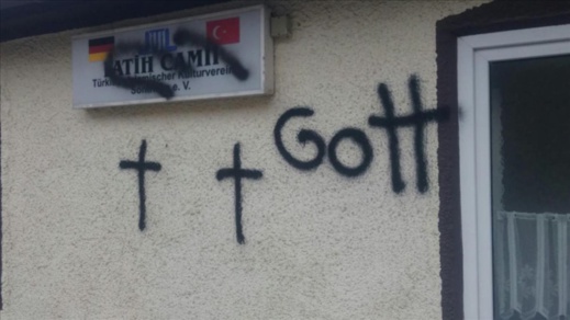 متطرفون يعتدون على مسجد للمسلمين بألمانيا متطرفون يعتدون على مسجد للمسلمين بألمانيا