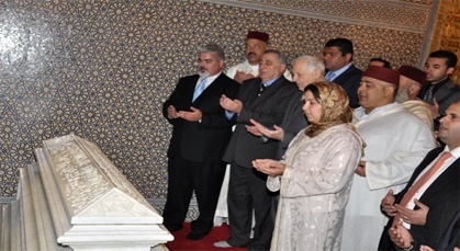 القوى السياسية بالمغرب تحج لضريح محمد الخامس في الذكرى 14 لوفاة الملك الراحل الحسن الثاني القوى السياسية بالمغرب تحج لضريح محمد الخامس في الذكرى 14 لوفاة الملك الراحل الحسن الثاني