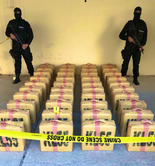 إحباط عملية تهريب طن من مخدر الشيرا إحباط عملية تهريب طن من مخدر الشيرا