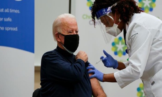 الرئيس الأمريكي الجديد بايدن يتلقى جرعته الأولى من لقاح “فايزر” ضد كورونا الرئيس الأمريكي الجديد بايدن يتلقى جرعته الأولى من لقاح “فايزر” ضد كورونا