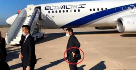 صور الحراس المرافقين للوفد الإسرائيلي -الأمريكي وهم مسلحون وفي حالة تأهّب تجتاح مواقع التواصل الاجتماعي صور الحراس المرافقين للوفد الإسرائيلي -الأمريكي وهم مسلحون وفي حالة تأهّب تجتاح مواقع التواصل الاجتماعي