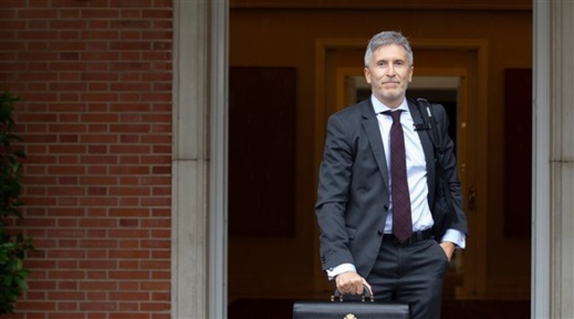 بعد استدعاء سفيرة المغرب... وزير داخلية إسبانيا يخرج عن صمته بعد استدعاء سفيرة المغرب... وزير داخلية إسبانيا يخرج عن صمته