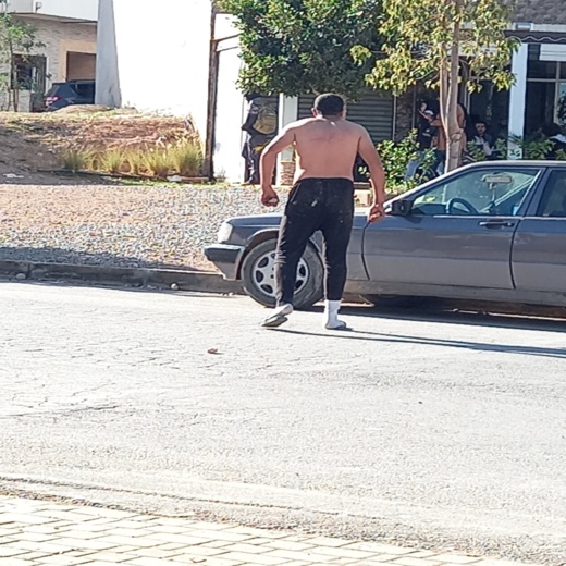 مختل عقلي يبثّ "الرعب" في صفوف الطلبة بكلية سلوان بالناظور مختل عقلي يبثّ "الرعب" في صفوف الطلبة بكلية سلوان بالناظور