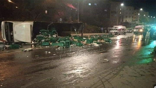 شاهدوا.. تهافت مواطنين على "البيرة" بعد انقلاب شاحنة خاصة بنقل الخمور