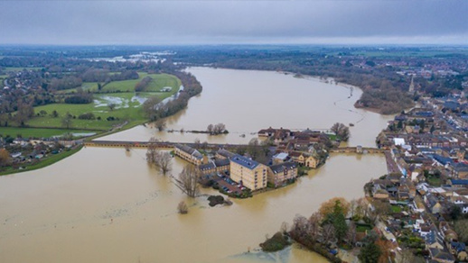 بالصور.. العاصفة "بيلا" تضرب بريطانيا في ليلة "عيد الميلاد" وتحول شوارعها إلى "أنهار" بالصور.. العاصفة "بيلا" تضرب بريطانيا في ليلة "عيد الميلاد" وتحول شوارعها إلى "أنهار"