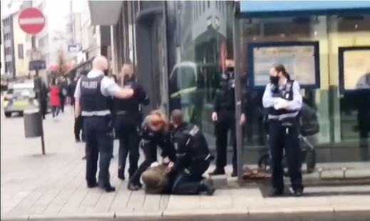 الشرطة الألمانية تخرج عن صمتها بعد إنتشار فيديو تعنيف محجبة بسبب الكمامة الشرطة الألمانية تخرج عن صمتها بعد إنتشار فيديو تعنيف محجبة بسبب الكمامة