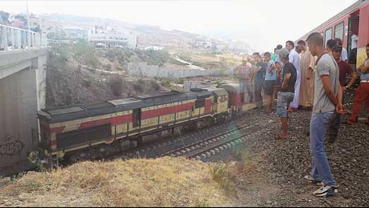 شاهدوا.. شخص يقدم على الإنتحار برمي نفسه أمام القطار القادم من الناظور  شاهدوا.. شخص يقدم على الإنتحار برمي نفسه أمام القطار القادم من الناظور
