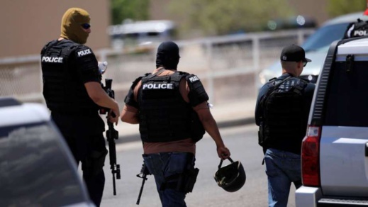 شرطي أمريكي "أبيض" يقتل بالرّصاص مواطنا أعزل من أصول إفريقية وجهاز الشرطة "يطرده" شرطي أمريكي "أبيض" يقتل بالرّصاص مواطنا أعزل من أصول إفريقية وجهاز الشرطة "يطرده"