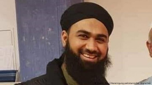 إيداع زوجة وشقيق الإمام المقتول السجن في ألمانيا إثر الاشتباه في وقوفهما وراء الجريمة إيداع زوجة وشقيق الإمام المقتول السجن في ألمانيا إثر الاشتباه في وقوفهما وراء الجريمة