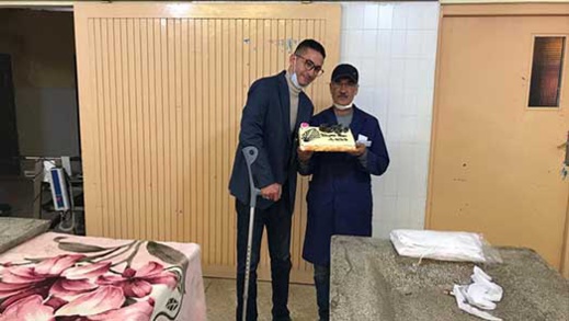 الناشط الأمازيغي "زناي" يشارك احتفاله برأس السنة الميلادية مع مغسل الموتى بمستشفى الحسني بالناظور الناشط الأمازيغي "زناي" يشارك احتفاله برأس السنة الميلادية مع مغسل الموتى بمستشفى الحسني بالناظور