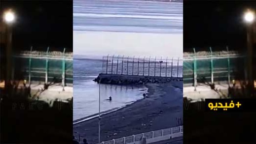 شاهدوا.. مغربيان يسبحان من سبتة نحو الفنيدق بعد معاناة طويلة شاهدوا.. مغربيان يسبحان من سبتة نحو الفنيدق بعد معاناة طويلة