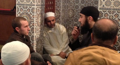 شاب من أصل بلجيكي يعتنق الإسلام وينطق الشهادتين بمدينة غانْتْ الهولاندية شاب من أصل بلجيكي يعتنق الإسلام وينطق الشهادتين بمدينة غانْتْ الهولاندية