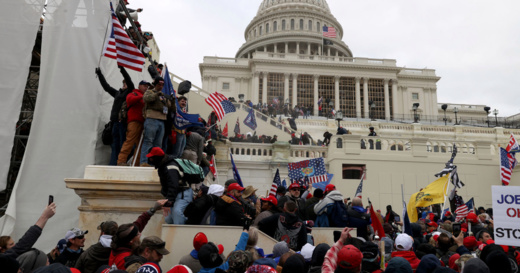 "قربلة" في الكونغرس الأمريكي.. أنصار ترامب يقتحمون المبنى وتعليق الجلسة لاعتراض جمهوريين على فوز بايدن "قربلة" في الكونغرس الأمريكي.. أنصار ترامب يقتحمون المبنى وتعليق الجلسة لاعتراض جمهوريين على فوز بايدن