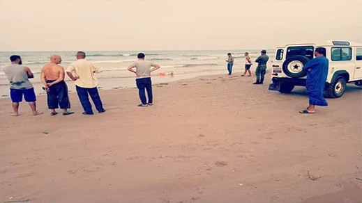 البحر يلفظ جثتي مهاجرين من دول جنوب الصحراء بشاطئ قبالة جزر تشفاريناس البحر يلفظ جثتي مهاجرين من دول جنوب الصحراء بشاطئ قبالة جزر تشفاريناس