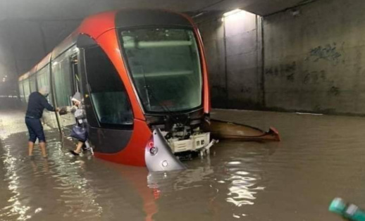 وزارة الداخلية تستدعي عمدة الدار البيضاء وإدارة الشركة المفوض لها تدبير القطاع إلى "اجتماع طارئ" وزارة الداخلية تستدعي عمدة الدار البيضاء وإدارة الشركة المفوض لها تدبير القطاع إلى "اجتماع طارئ"