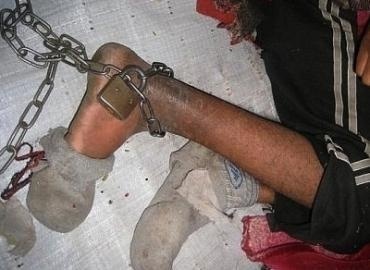 عائلة تحتجز ابنها المختل عقليا لمدة 30 سنة عائلة تحتجز ابنها المختل عقليا لمدة 30 سنة