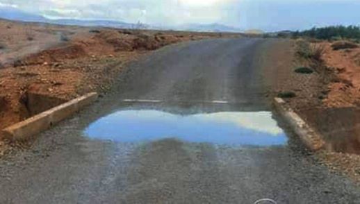 التساقطات المطرية تفضح الغش في أشغال الطريق الرابطة بين جماعة بوبكر ودوار أولاد حدو بنعلي التساقطات المطرية تفضح الغش في أشغال الطريق الرابطة بين جماعة بوبكر ودوار أولاد حدو بنعلي