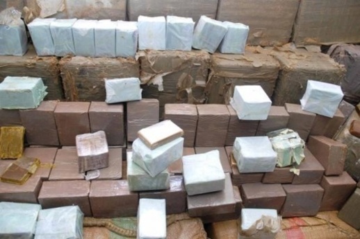 بارونات يلجؤون إلى خدمات الحرس والشرطة الإسبانيين لتهريب المخدرات بارونات يلجؤون إلى خدمات الحرس والشرطة الإسبانيين لتهريب المخدرات