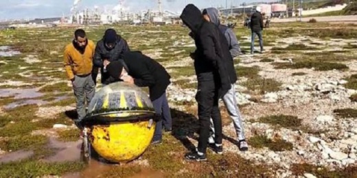 جسم "آلي" مجهول المصدر لفظته مياه البحر يستنفر السلطات ويثير مخاوف السكان جسم "آلي" مجهول المصدر لفظته مياه البحر يستنفر السلطات ويثير مخاوف السكان