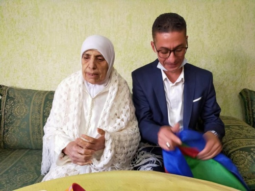 لبنى ابيضار ورشيد زناي يكرمان رائدة الفن الأمازيغي ميمونت نسروان في رأس السنة الأمازيغية 