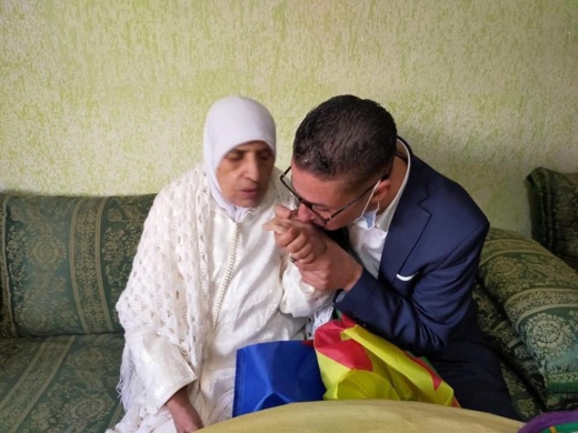 لبنى ابيضار ورشيد زناي يكرمان رائدة الفن الأمازيغي ميمونت نسروان في رأس السنة الأمازيغية 