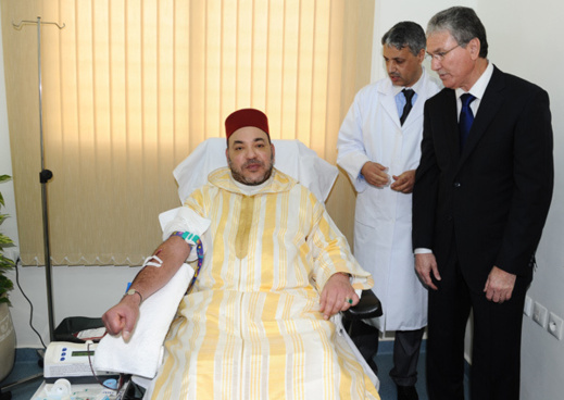 في خطوة مثيرة.. الملك محمد السادس يتبرع بدمه بفاس في خطوة مثيرة.. الملك محمد السادس يتبرع بدمه بفاس