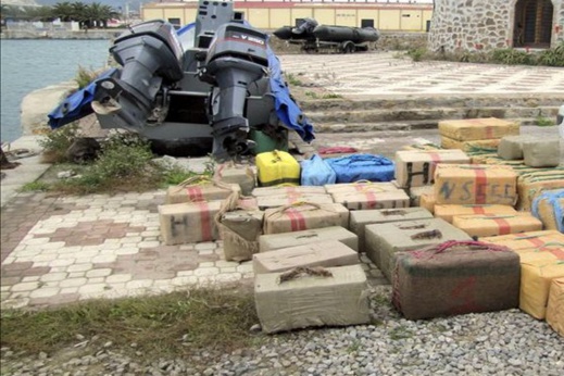 الشرطة القضائية بالناظور تحبط محاولة لشحن أزيد من ثلاثة أطنان من الحشيش نحو أوروبا من سواحل تزاغين الشرطة القضائية بالناظور تحبط محاولة لشحن أزيد من ثلاثة أطنان من الحشيش نحو أوروبا من سواحل تزاغين