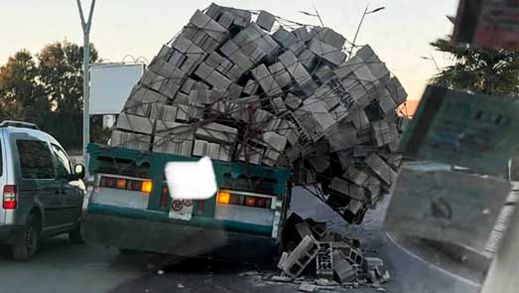 انقلاب شحنة من الأجور كانت على متن شاحنة خاصة لنقل مواد البناء في حادثة بين الناظور وسلوان انقلاب شحنة من الأجور كانت على متن شاحنة خاصة لنقل مواد البناء في حادثة بين الناظور وسلوان