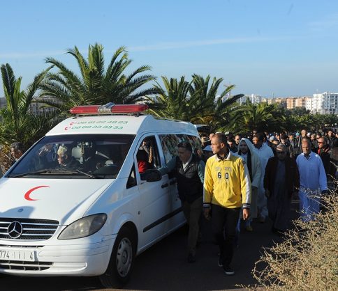تشييع جثمان مهاجر مغربي بعدما "علقت" جثته في إيطاليا طيلة 23 يوما تشييع جثمان مهاجر مغربي بعدما "علقت" جثته في إيطاليا طيلة 23 يوما